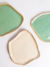 צלחות אמורפיות גדולות