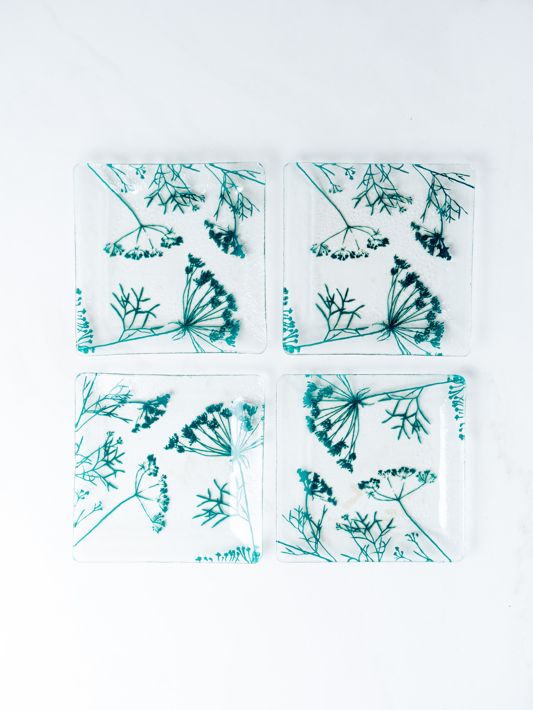 רביעיית צלחות מזכוכית ריבועיות