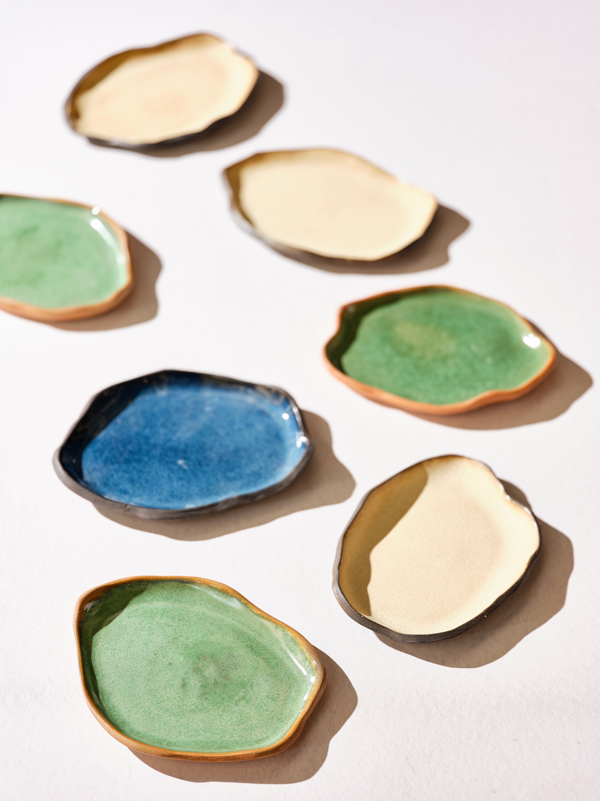 צלחות אמורפיות קטנות