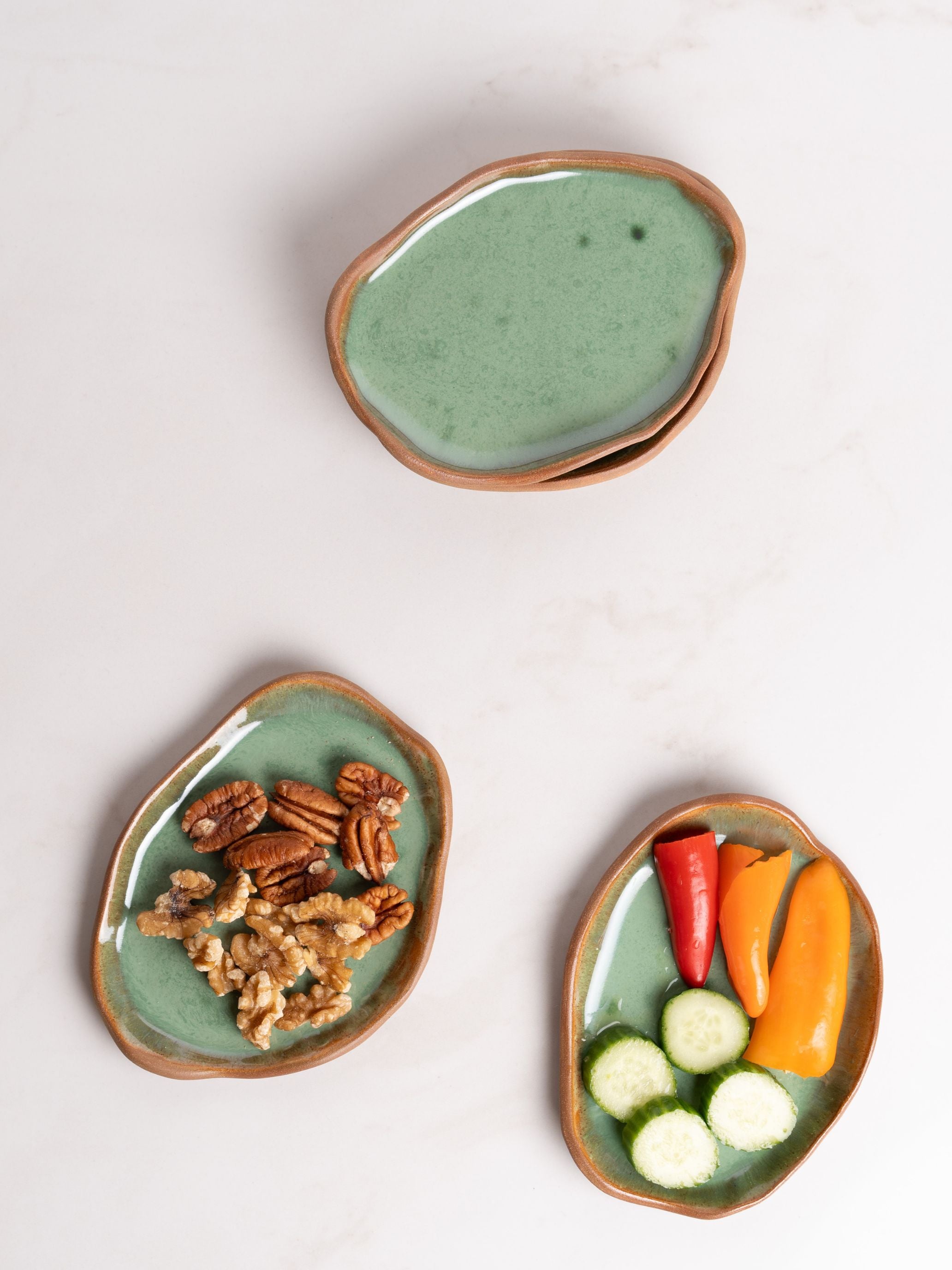 צלחות אמורפיות קטנות