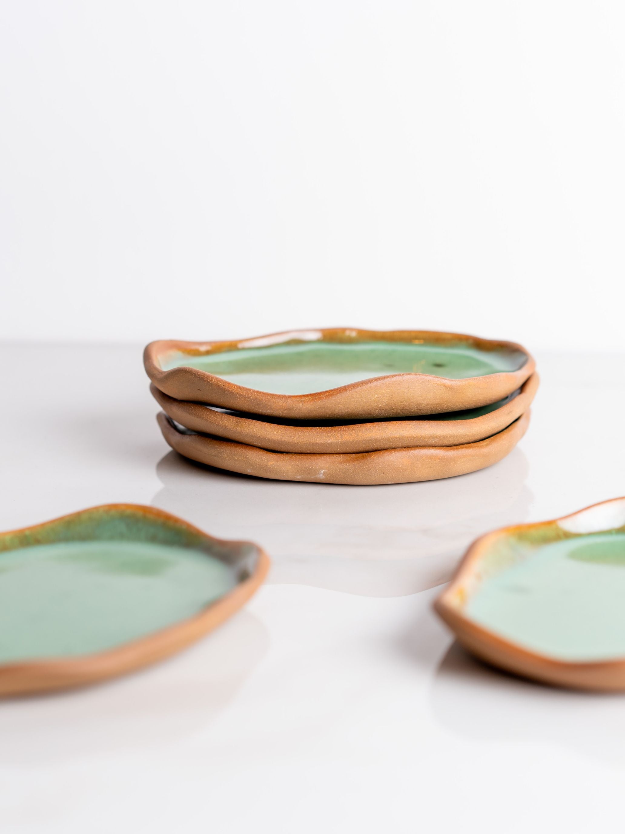 צלחות אמורפיות קטנות